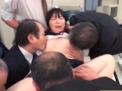 オヤジ数人からクンニされまくる美少女